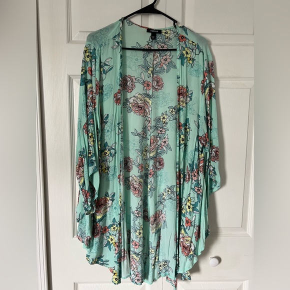 Torrid Crepe Shirttail Kimono Size 1/2 - Picture 6 of 10